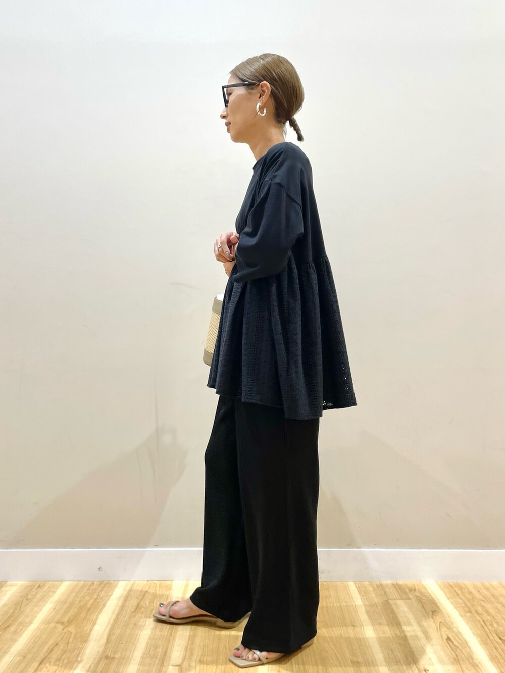 ブラック系のTシャツ/カットソー、ブラック系のその他パンツ、グレー系のショルダーバッグを着用したレディースの夏コーディネートの4枚目の写真