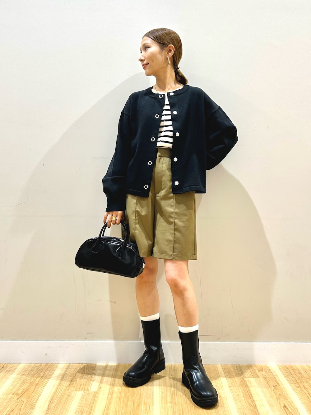 ブラック系のカーディガン/ボレロ、ホワイト系のニット/セーター、ブラウン系のその他パンツを着用したレディースの秋コーディネートの6枚目の写真