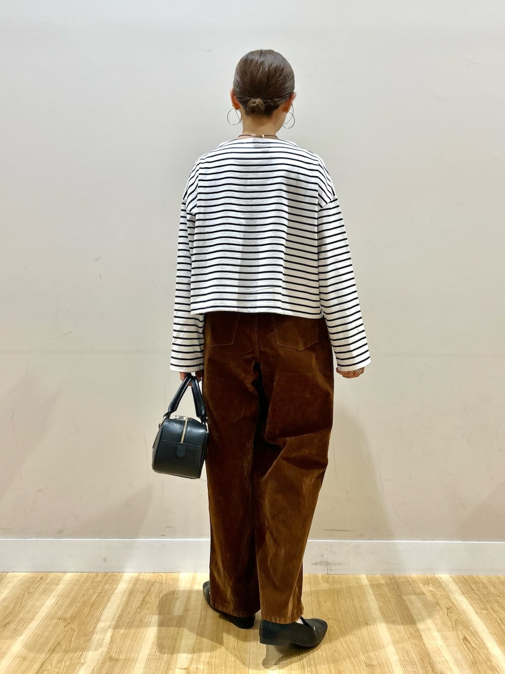 ブラウン系のカバーオール、その他のTシャツ/カットソー、ブラウン系のその他パンツを着用したレディースの秋コーディネートの7枚目の写真