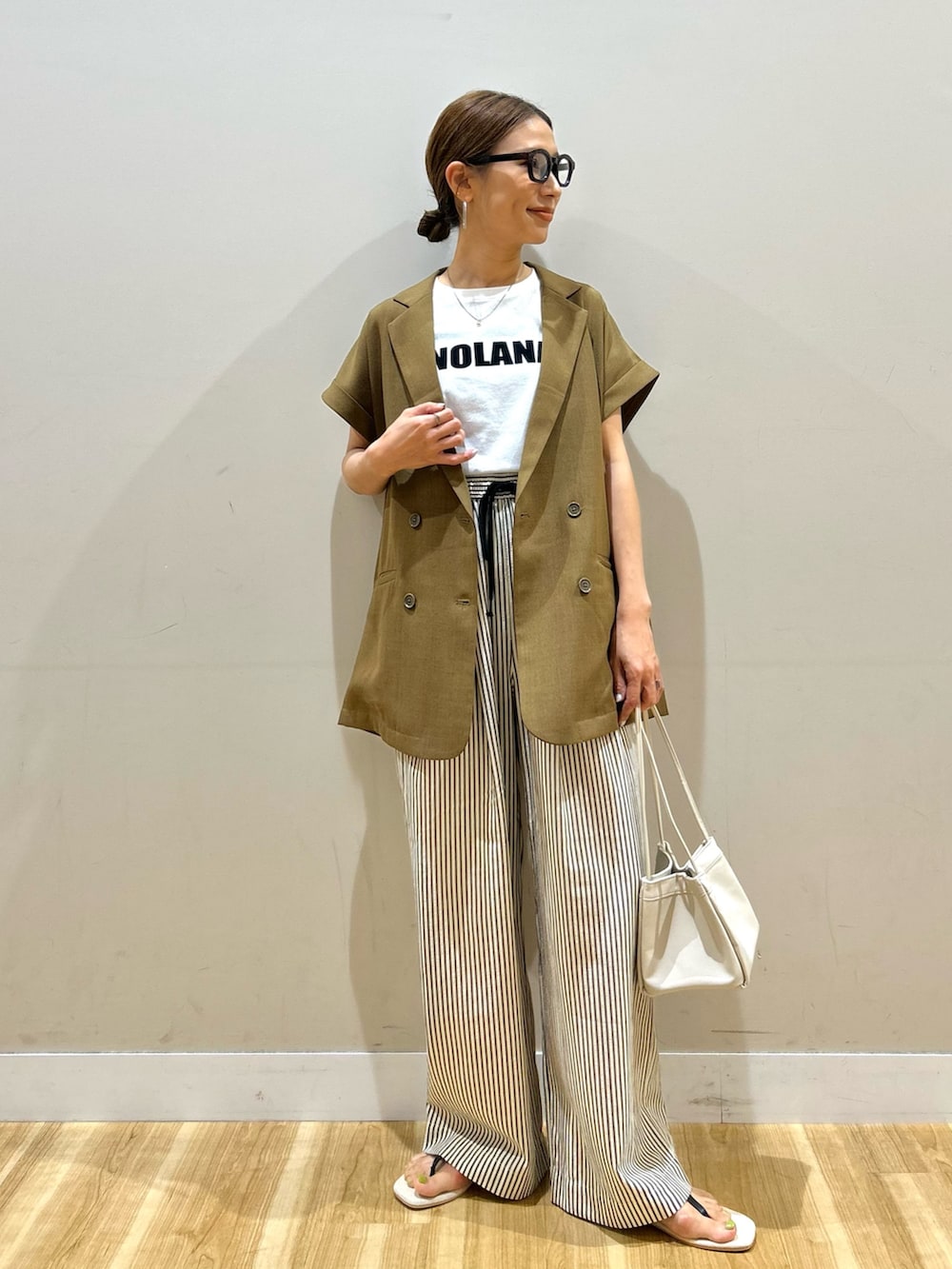 ブラウン系のその他アウター、ホワイト系のTシャツ/カットソー、ブラック系のその他パンツを着用したレディースの夏コーディネートの4枚目の写真