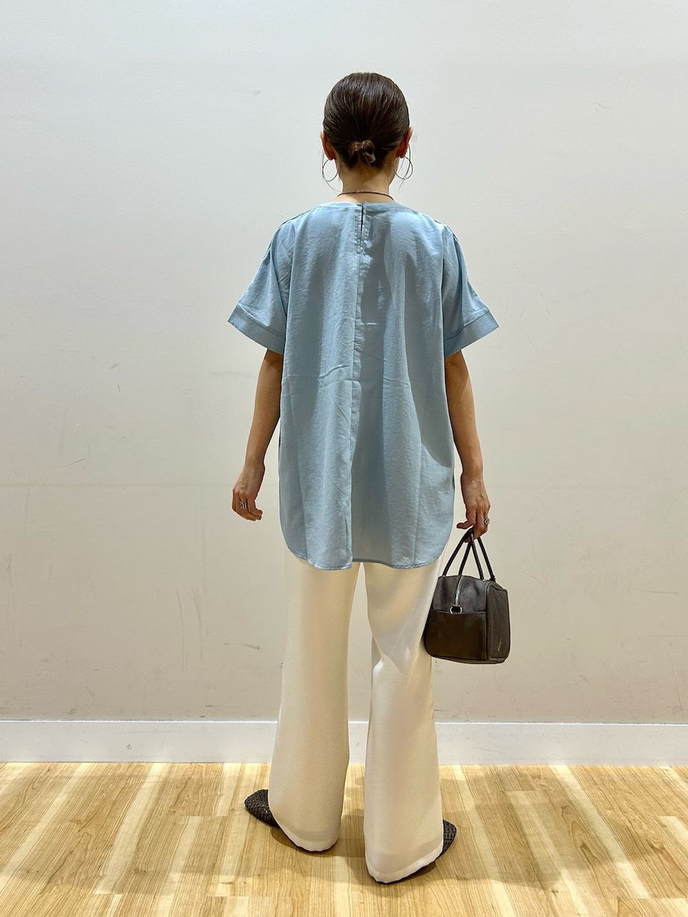 ブルー系のシャツ/ブラウス、ホワイト系のその他パンツ、ブラウン系のサンダルを着用したレディースの春コーディネートの3枚目の写真