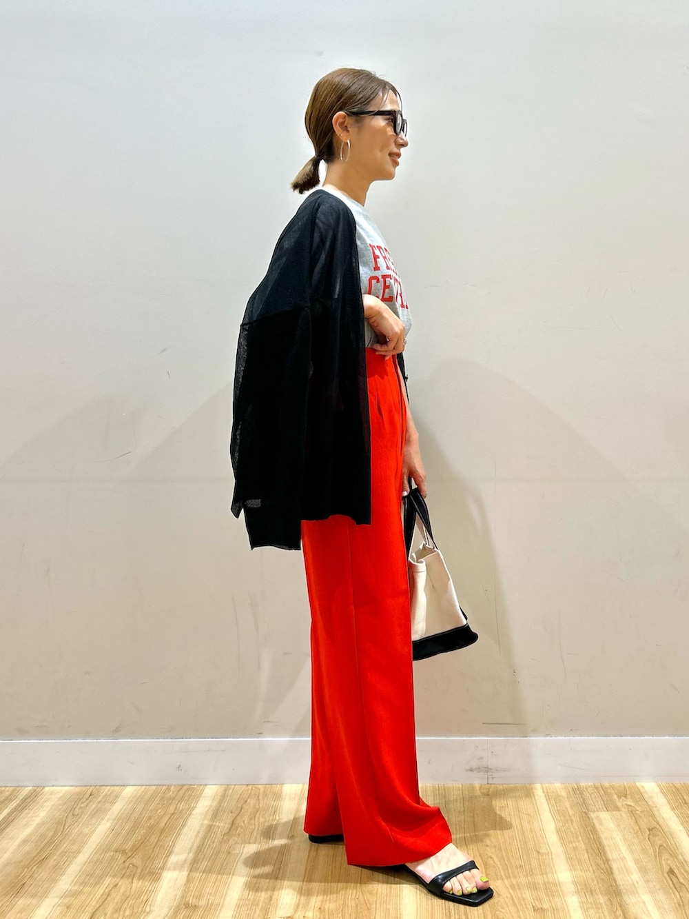 ブラック系のカーディガン/ボレロ、グレー系のTシャツ/カットソー、レッド系のその他パンツを着用したレディースの夏コーディネートの2枚目の写真
