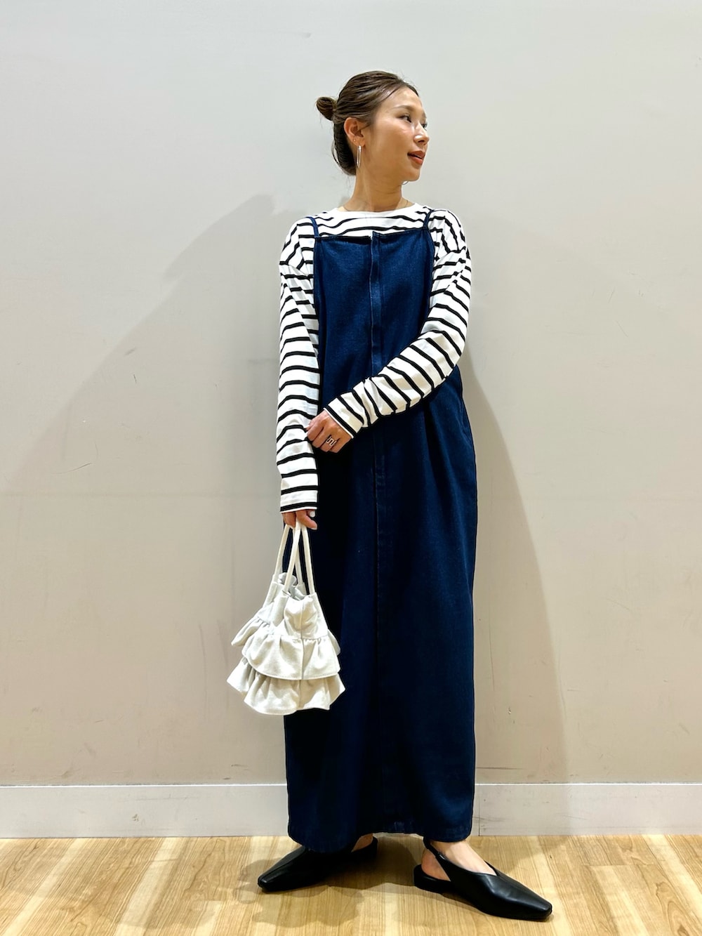 グリーン系のモッズコート、ブラック系のTシャツ/カットソー、ブルー系のワンピースを着用したレディースの春コーディネートの4枚目の写真