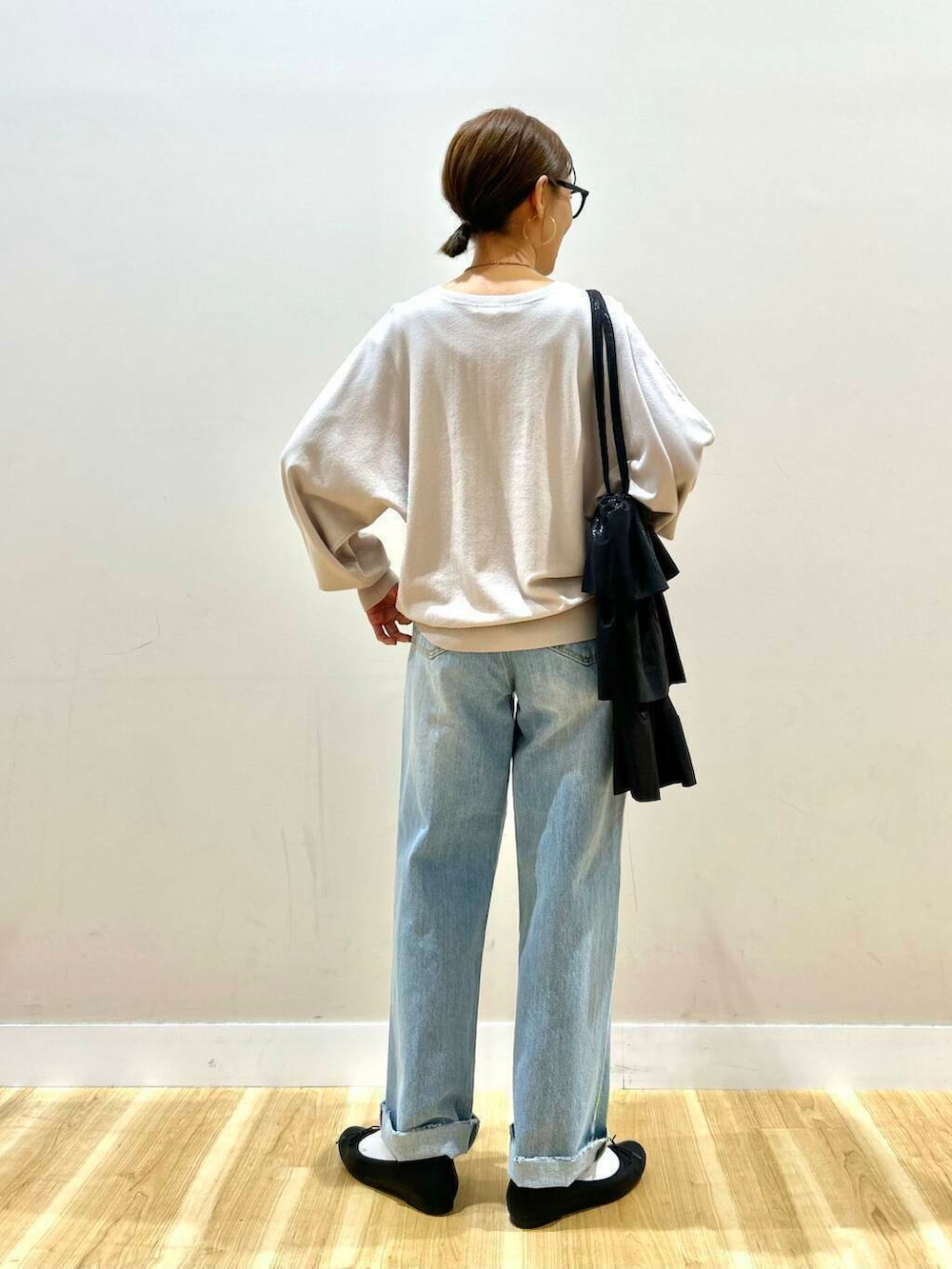 ブラック系のトートバッグ、ブルー系のデニムパンツ、グレー系のノーカラージャケットを着用したレディースの冬コーディネートの8枚目の写真