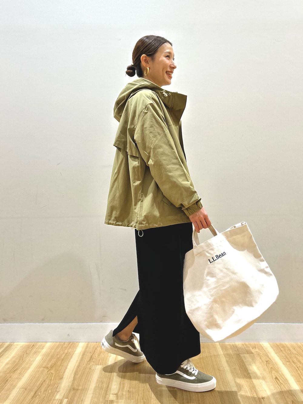 ベージュ系のマウンテンパーカー、ベージュ系のニット/セーター、ブラック系のスカートを着用したレディースの春コーディネートの2枚目の写真