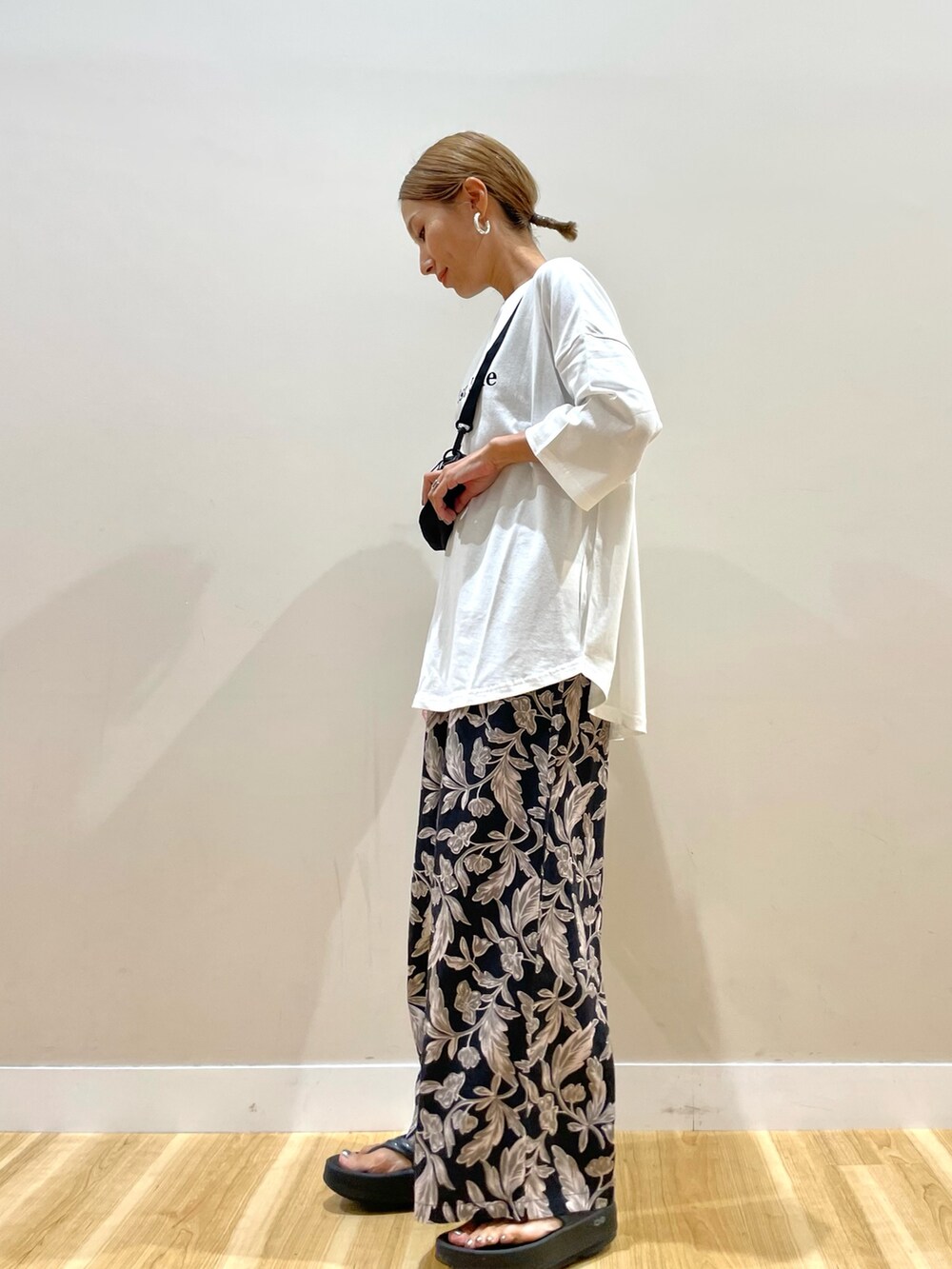 ホワイト系のTシャツ/カットソー、ブラック系のその他パンツを着用したレディースの夏コーディネートの4枚目の写真