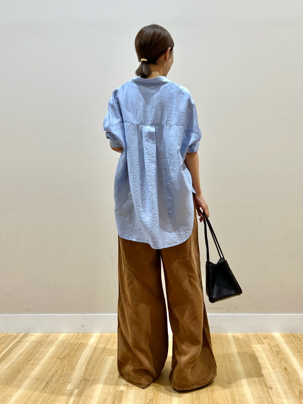 ブルー系のシャツ/ブラウス、ホワイト系のタンクトップ、ブラウン系のその他パンツを着用したレディースの夏コーディネートの3枚目の写真