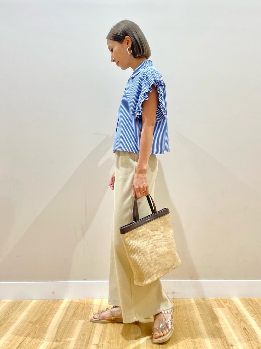 その他のシャツ/ブラウス、グレー系のスカート、ベージュ系のサンダルを着用したレディースの夏コーディネートの2枚目の写真