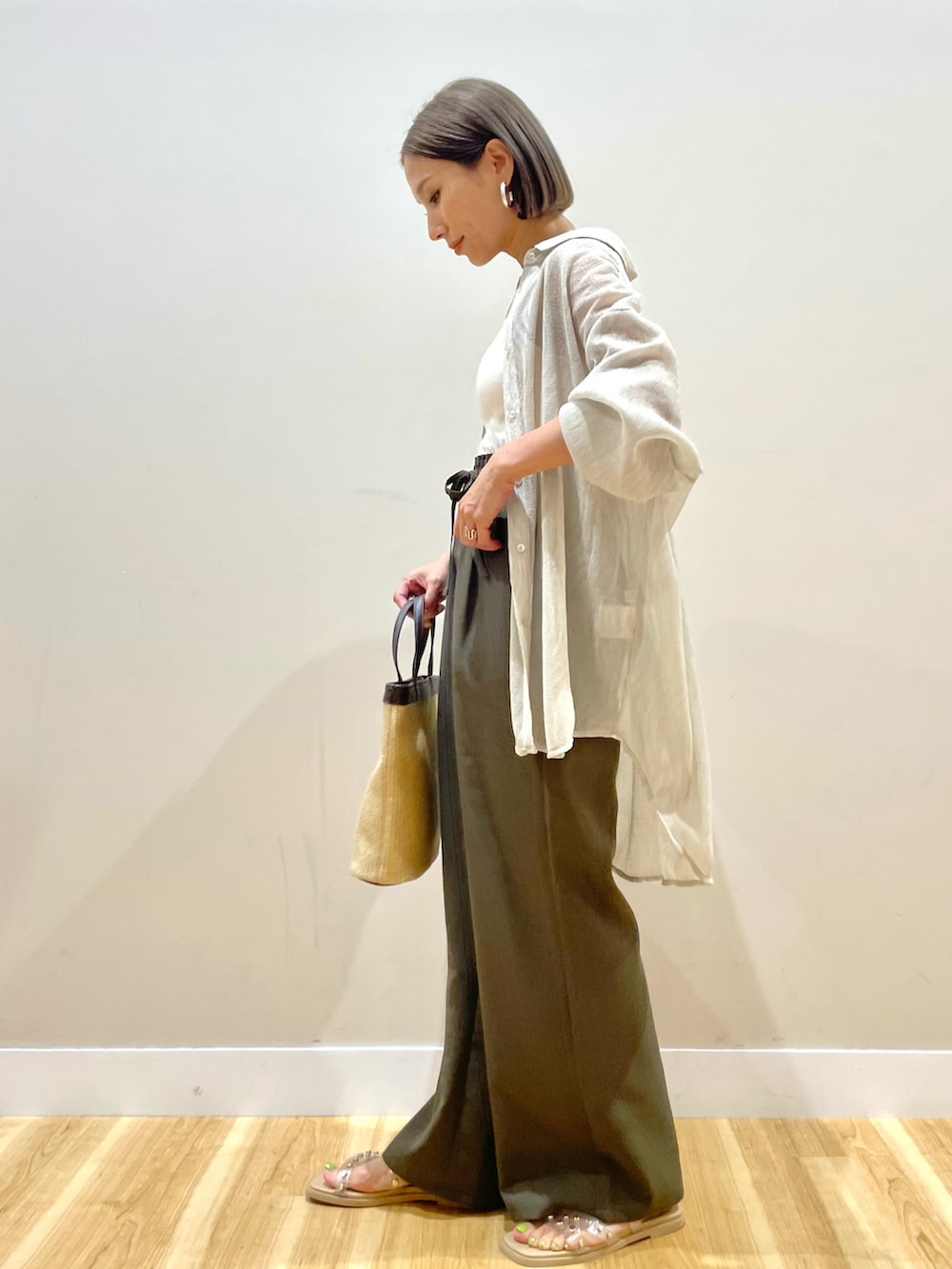 ホワイト系のシャツ/ブラウス、ホワイト系のキャミソール、ブラウン系のその他パンツを着用したレディースの夏コーディネートの2枚目の写真