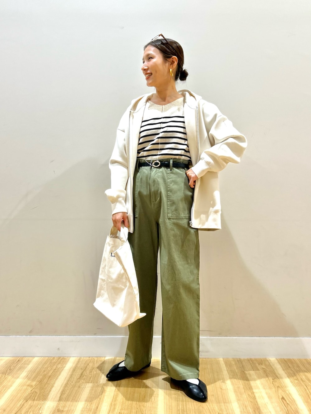 ブラック系のその他アウター、その他のニット/セーター、グリーン系のその他パンツを着用したレディースの冬コーディネートの4枚目の写真