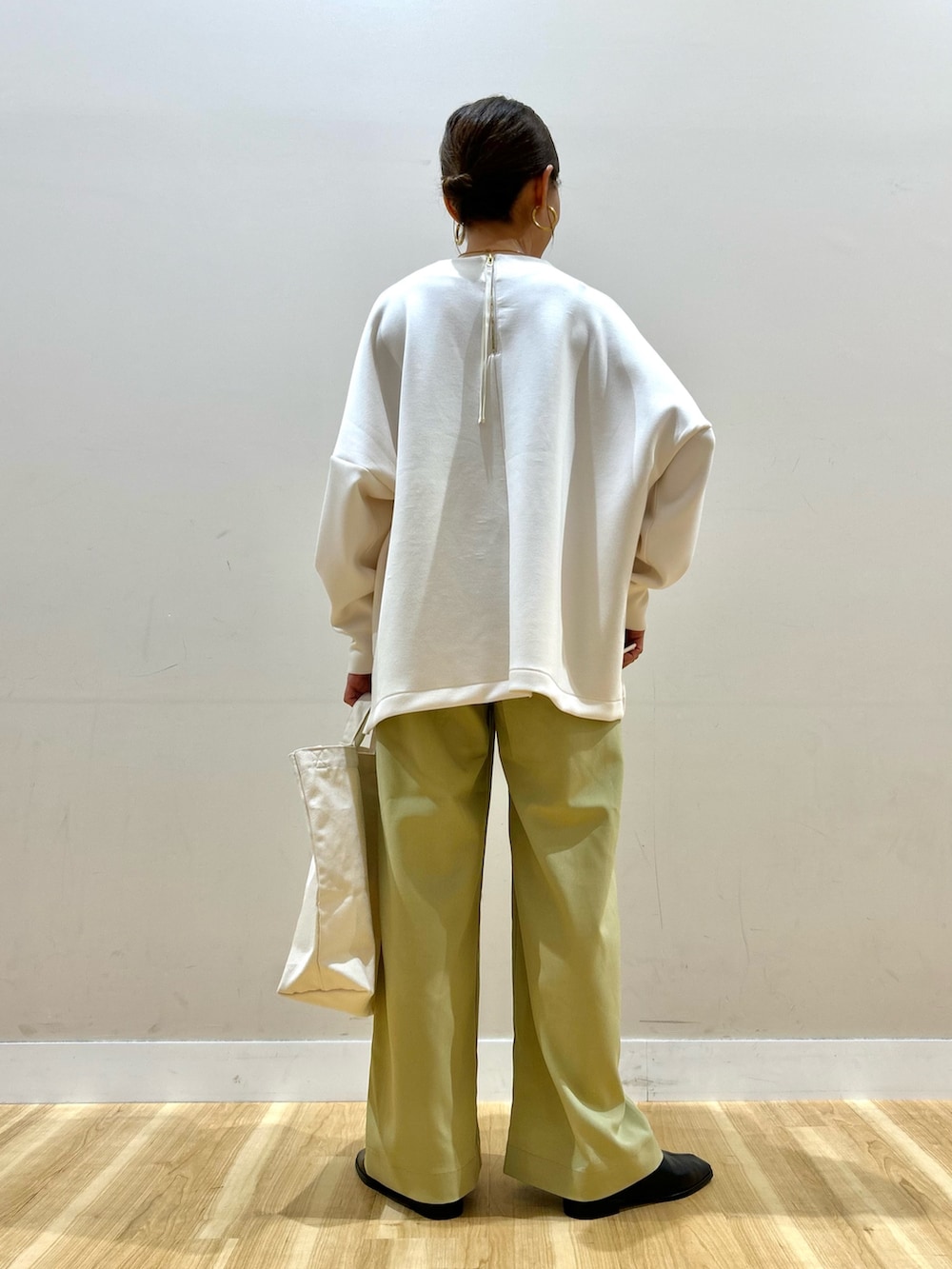 ブラック系のブルゾン、ホワイト系のスウェット、ベージュ系のその他パンツを着用したレディースの春コーディネートの6枚目の写真