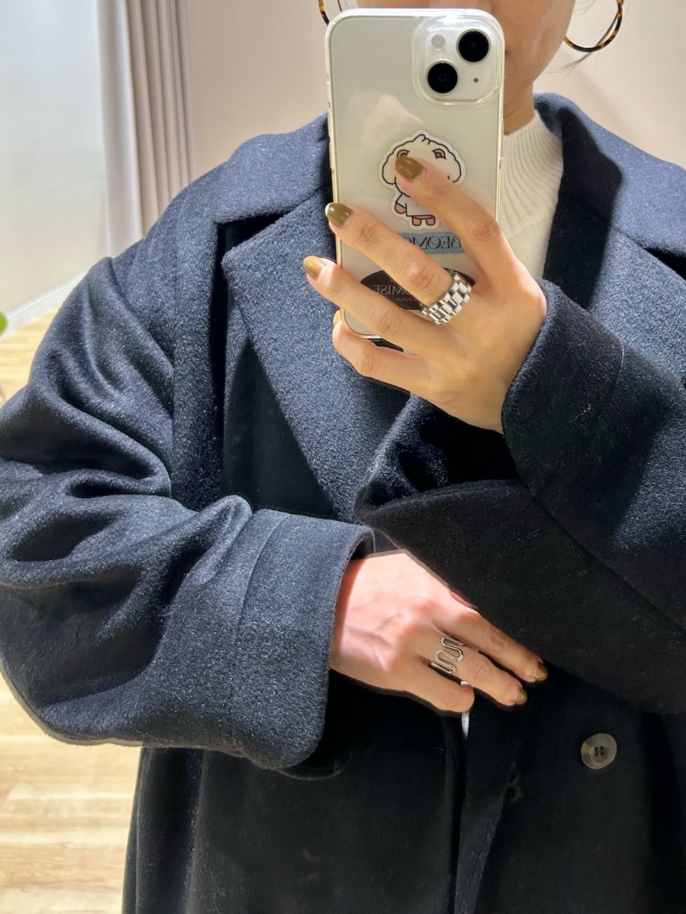 ベージュ系のその他パンツ、ブラック系のその他アウター、ホワイト系のニット/セーターを着用したレディースの冬コーディネートの9枚目の写真