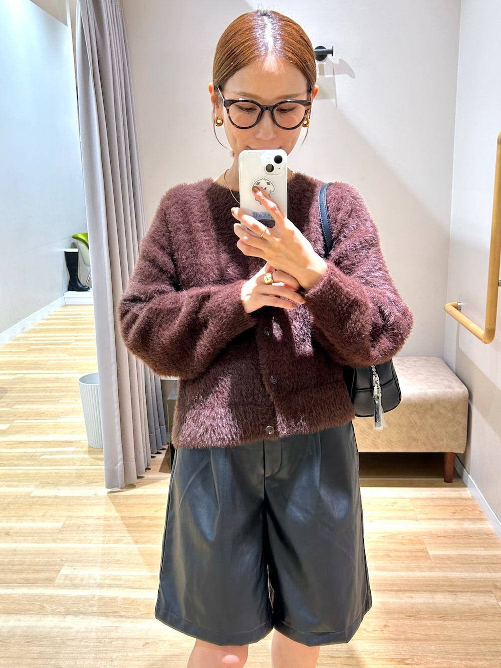 ブラウン系のカーディガン/ボレロ、ブラック系のその他パンツを着用したレディースの秋コーディネートの2枚目の写真