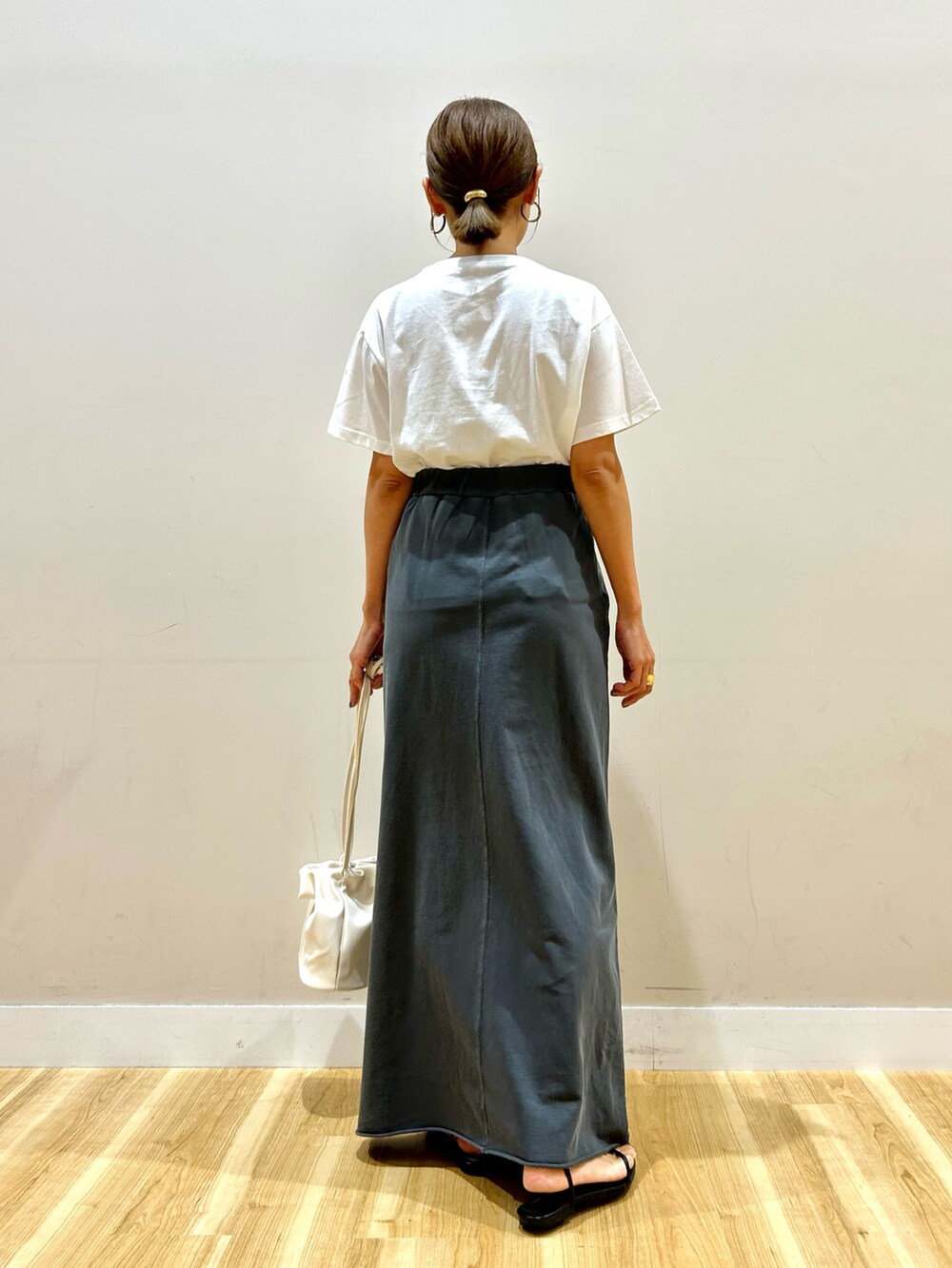 グレー系のその他アウター、ホワイト系のTシャツ/カットソー、ブラック系のスカートを着用したレディースの秋コーディネートの5枚目の写真