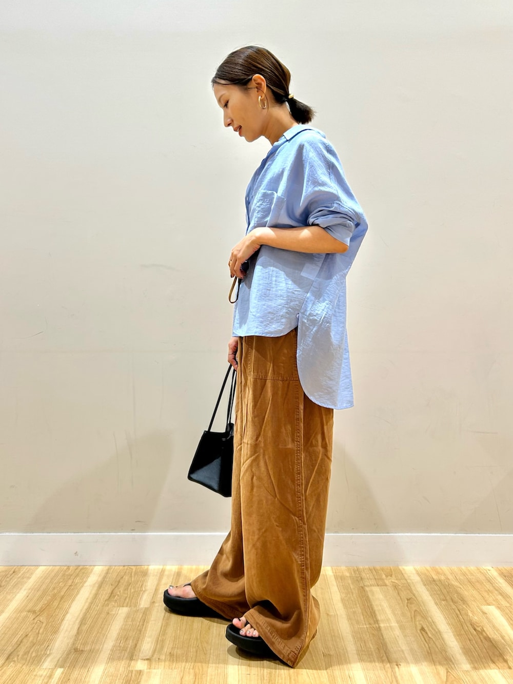 ブルー系のシャツ/ブラウス、ホワイト系のタンクトップ、ブラウン系のその他パンツを着用したレディースの夏コーディネートの2枚目の写真