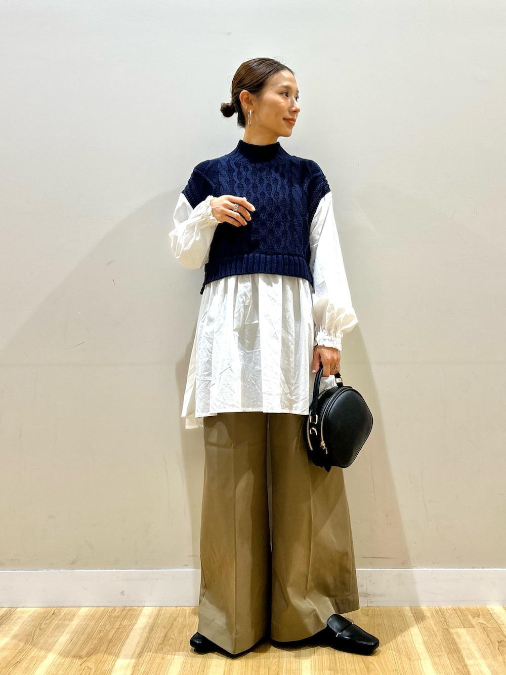 ホワイト系のシャツ/ブラウス、ベージュ系のチノパンツ、ブラック系のショルダーバッグを着用したレディースの秋コーディネートの6枚目の写真