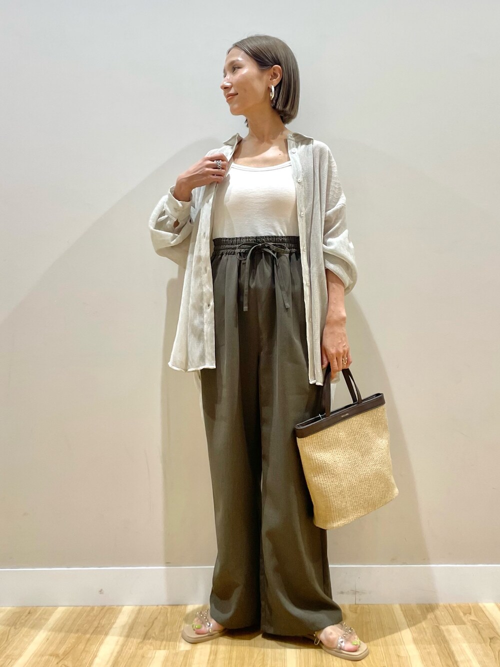 ホワイト系のシャツ/ブラウス、ホワイト系のキャミソール、ブラウン系のその他パンツを着用したレディースの夏コーディネートの5枚目の写真