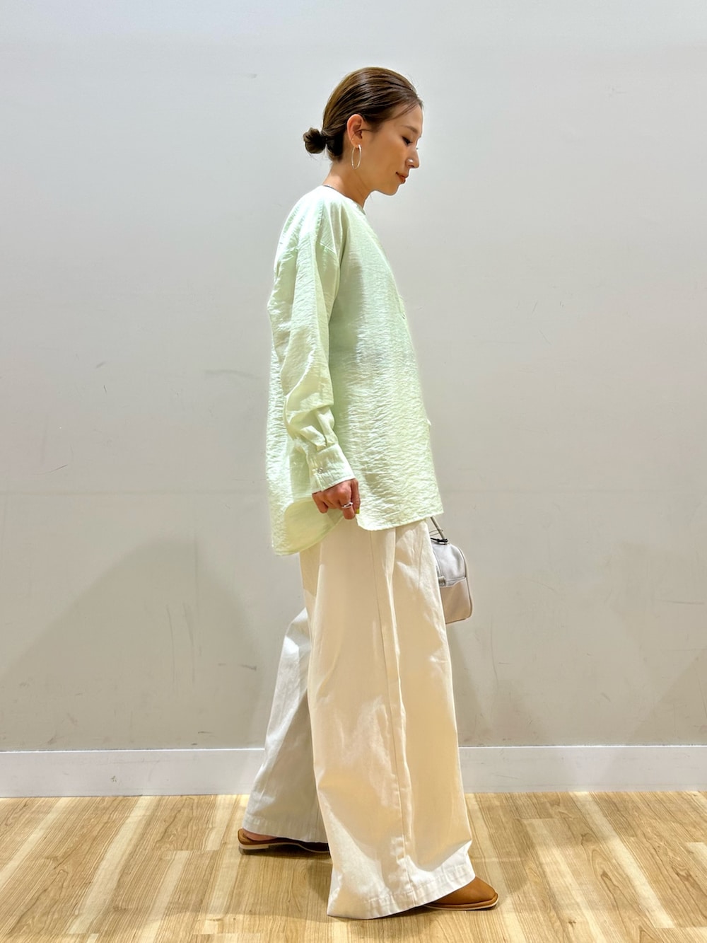 グリーン系のシャツ/ブラウス、ホワイト系のTシャツ/カットソー、ホワイト系のその他パンツを着用したレディースの春コーディネートの3枚目の写真