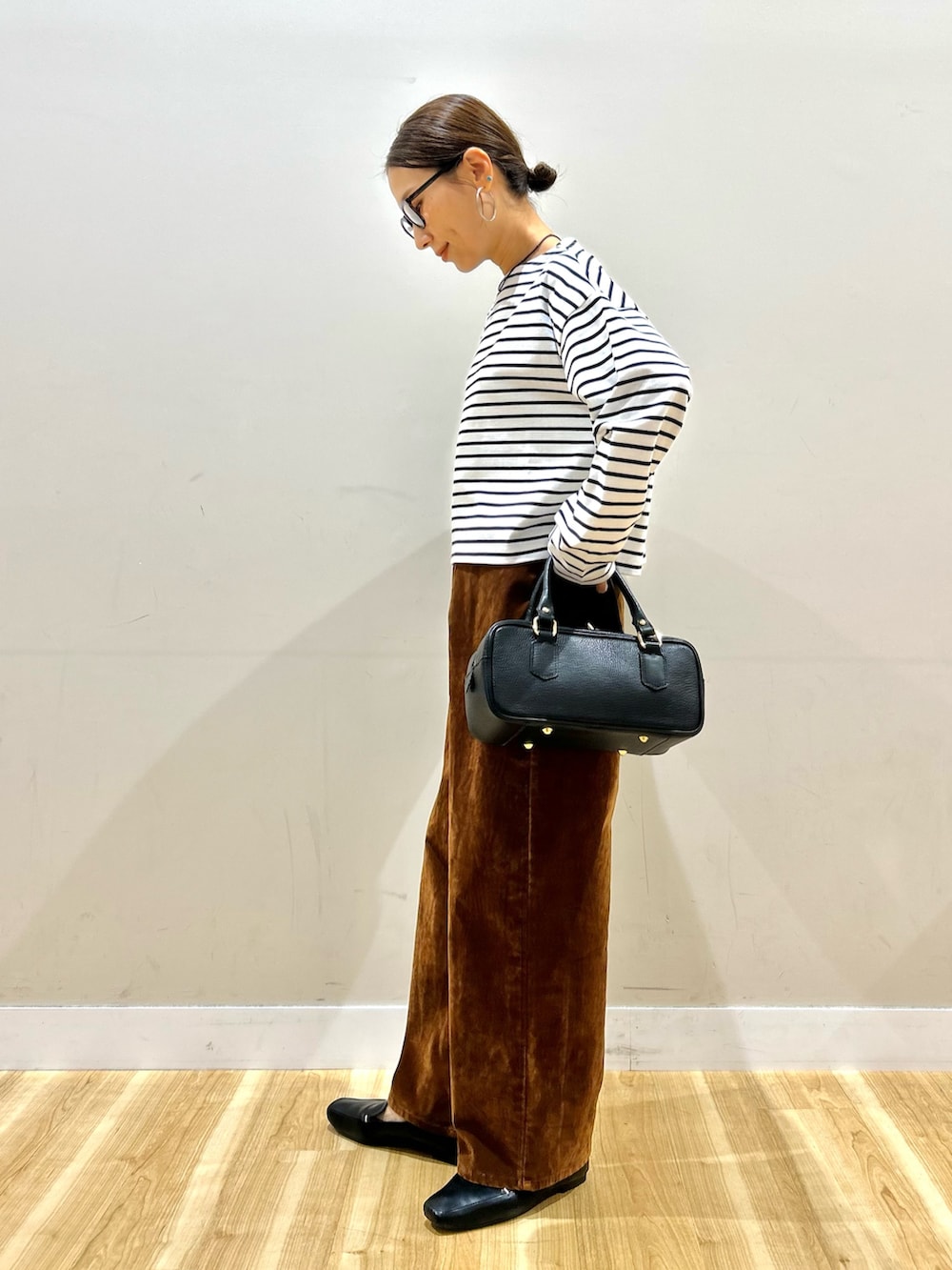 ブラウン系のカバーオール、その他のTシャツ/カットソー、ブラウン系のその他パンツを着用したレディースの秋コーディネートの6枚目の写真