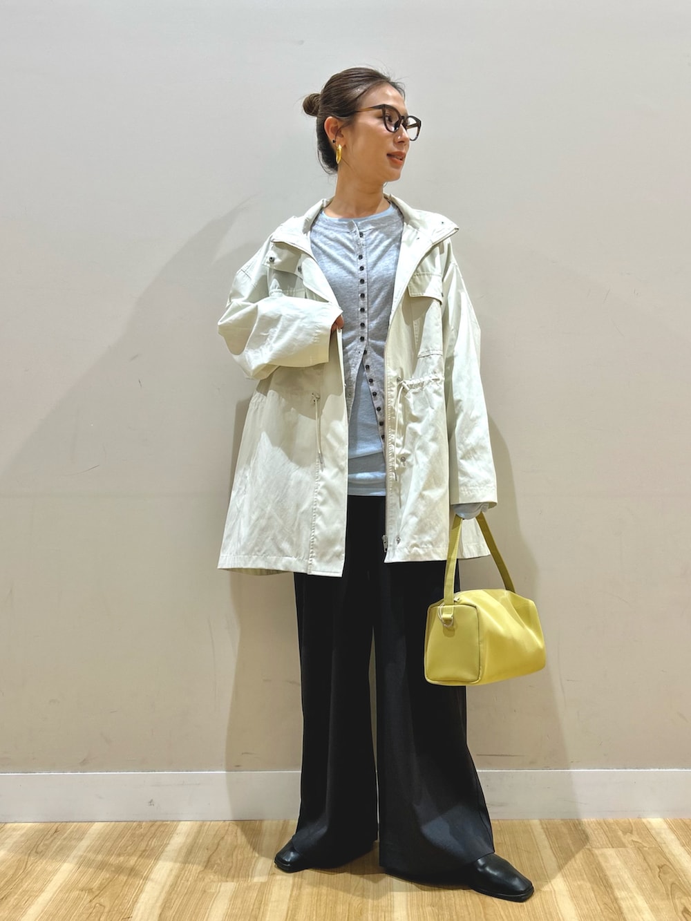 ホワイト系のブルゾン、グレー系のTシャツ/カットソー、グレー系のその他パンツを着用したレディースの春コーディネートの7枚目の写真