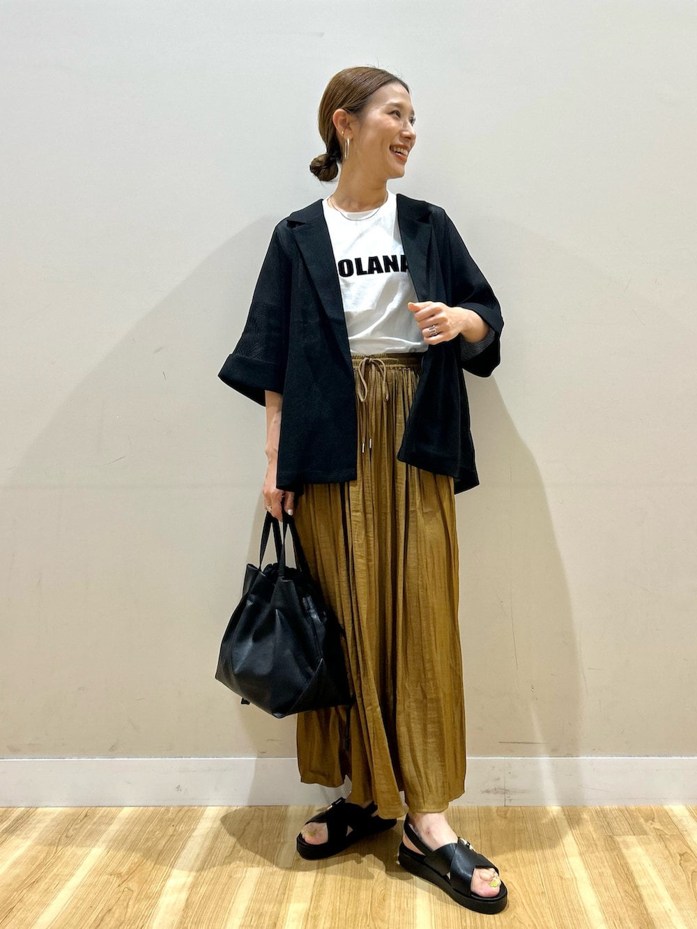 ブラック系のその他アウター、ホワイト系のTシャツ/カットソー、イエロー系のその他パンツを着用したレディースの夏コーディネートの5枚目の写真