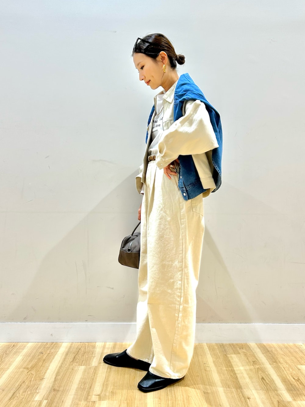 ホワイト系のブルゾン、ブルー系のシャツ/ブラウス、ホワイト系のTシャツ/カットソーを着用したレディースの冬コーディネートの2枚目の写真