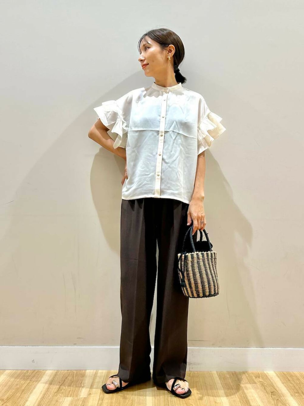 ブラック系のハンドバッグ、ブラック系のサンダル、ブラウン系のその他パンツを着用したレディースの夏コーディネートの4枚目の写真