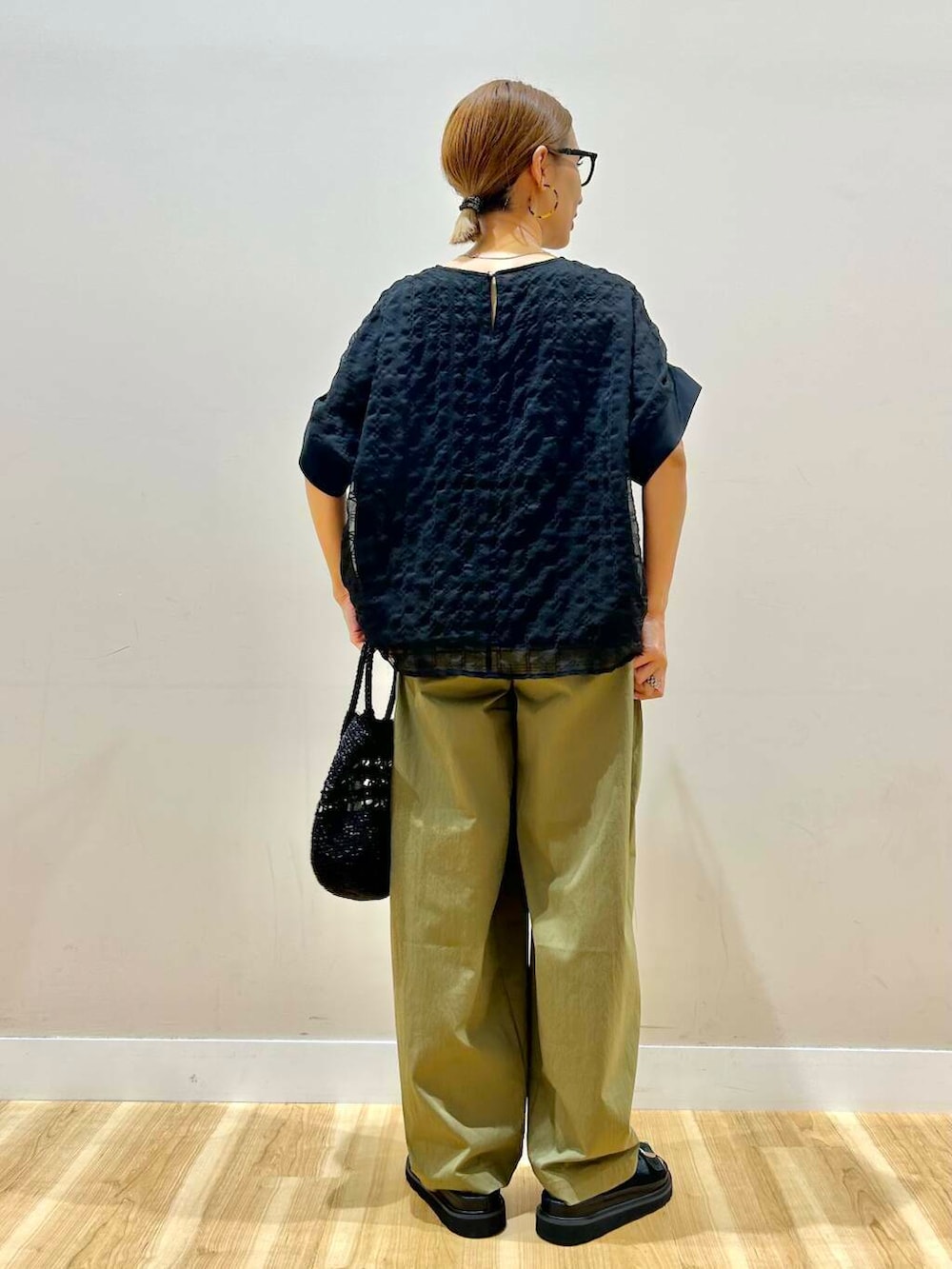 グリーン系のその他パンツ、ブラック系のショルダーバッグ、ブラック系のシャツ/ブラウスを着用したレディースの夏コーディネートの3枚目の写真