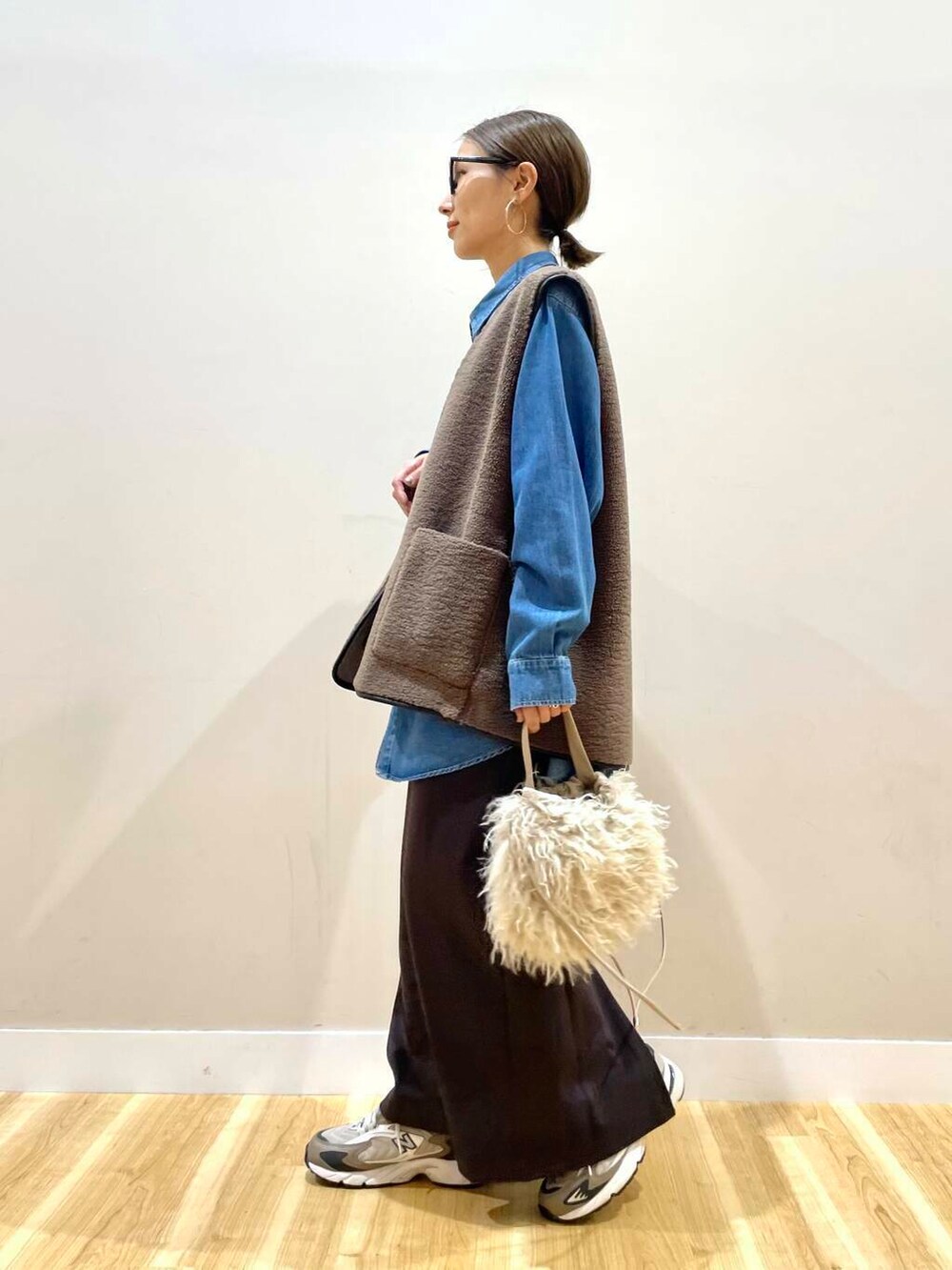 ベージュ系のショルダーバッグ、ブルー系のシャツ/ブラウス、ブラウン系のその他アウターを着用したレディースの秋コーディネートの5枚目の写真