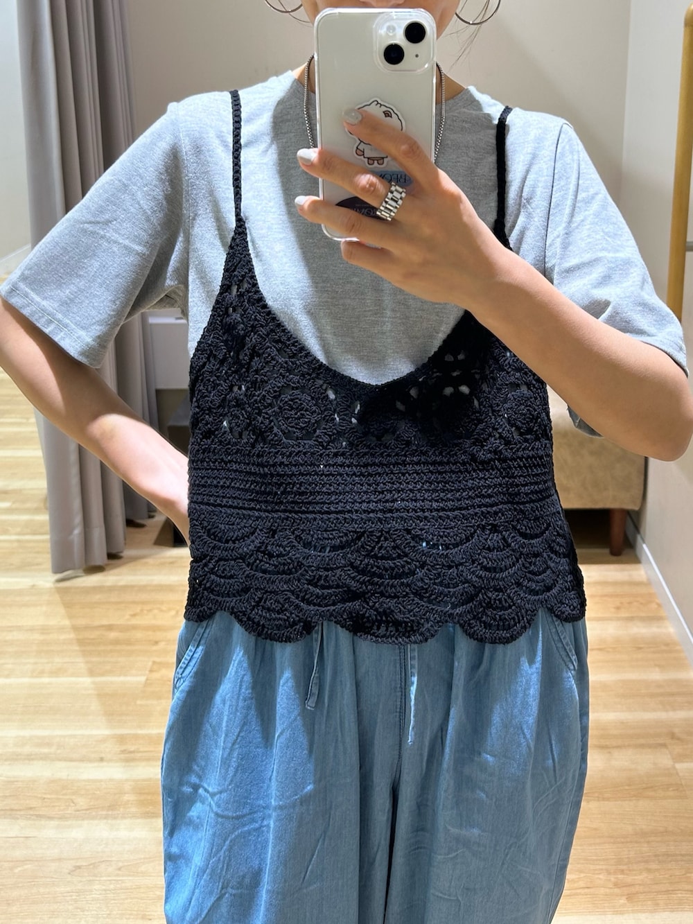 グレー系のTシャツ/カットソー、ブルー系のデニムパンツ、グレー系のその他アウターを着用したレディースの春コーディネートの2枚目の写真