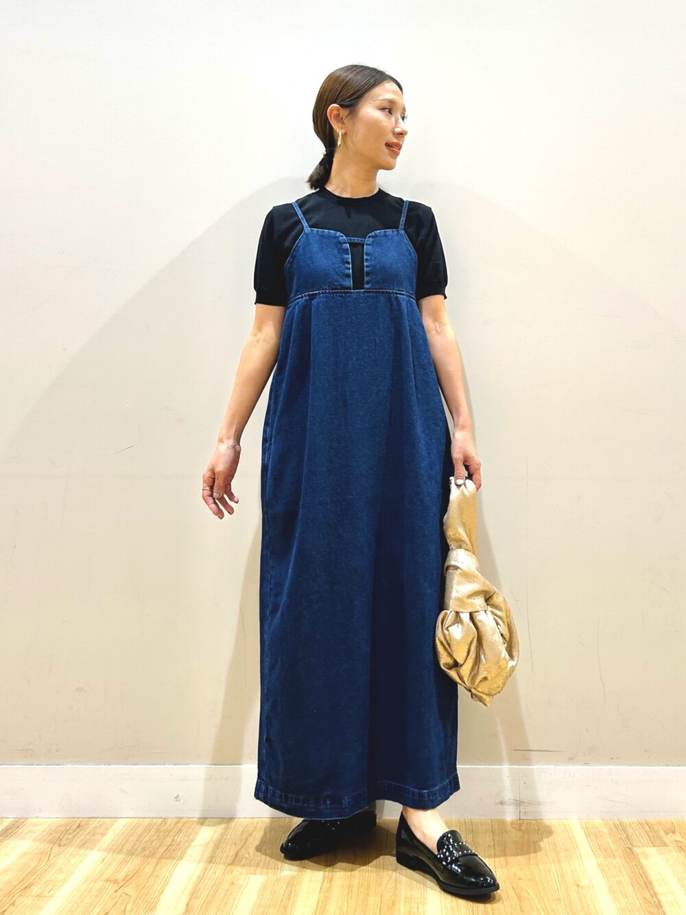 ブルー系のワンピース、ブラック系のニット/セーター、ゴールド系のハンドバッグを着用したレディースの夏コーディネートの4枚目の写真