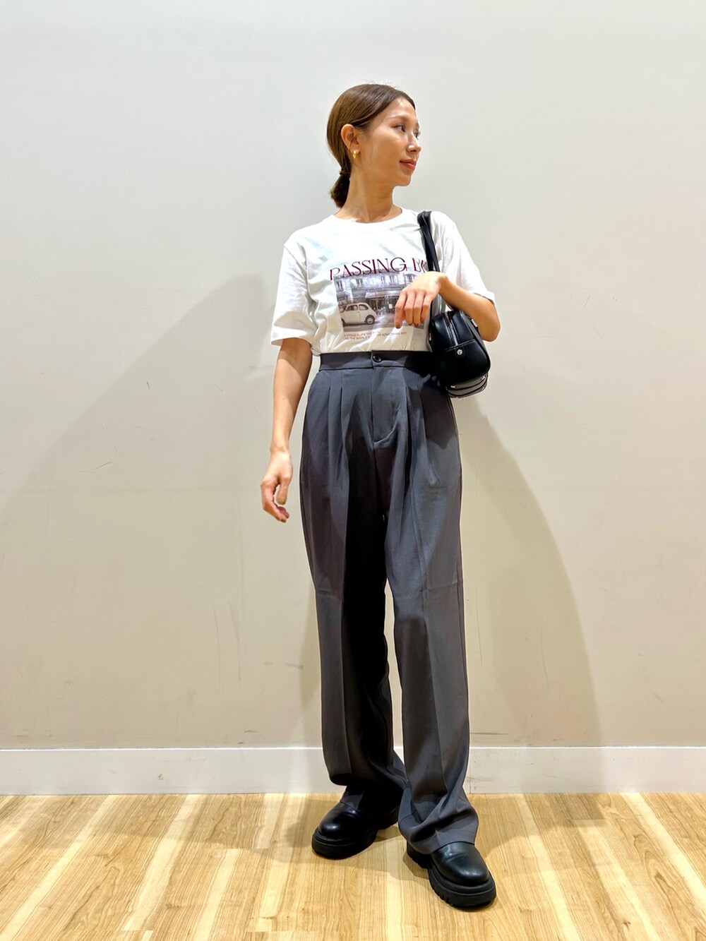 グレー系のその他パンツ、ブラック系のボストンバッグ、ホワイト系のTシャツ/カットソーを着用したレディースの秋コーディネートの5枚目の写真