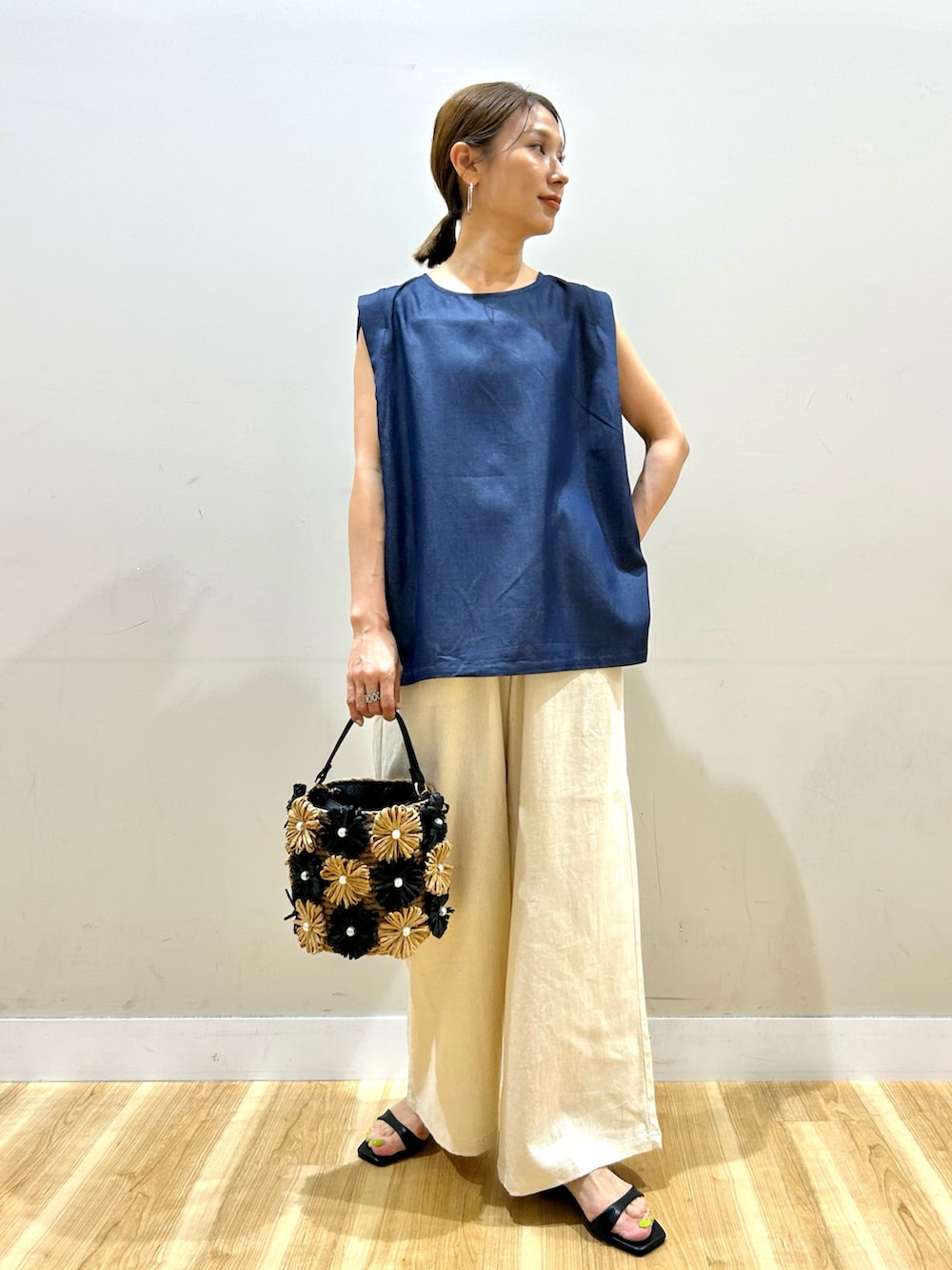 ブルー系のシャツ/ブラウス、ベージュ系のその他パンツ、ブラック系のショルダーバッグを着用したレディースの夏コーディネートの5枚目の写真