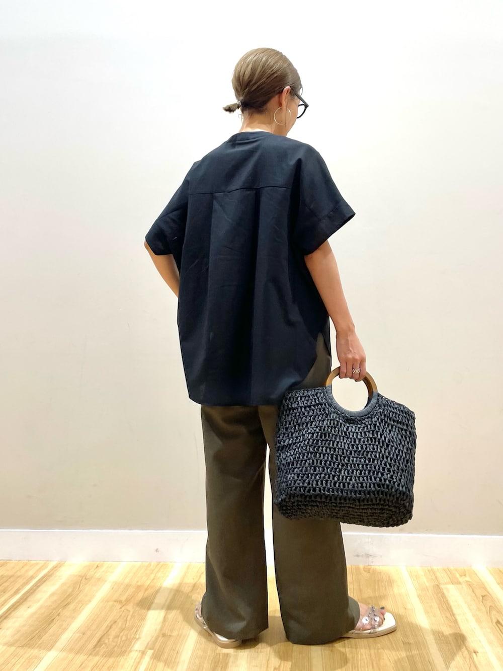 ブラック系のシャツ/ブラウス、ブラウン系のその他パンツを着用したレディースの夏コーディネートの3枚目の写真