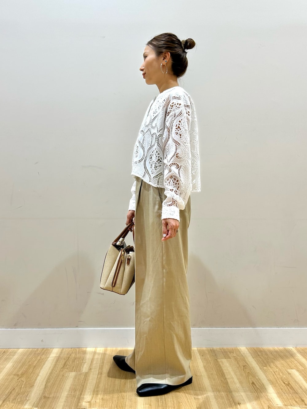 ホワイト系のシャツ/ブラウス、ベージュ系のタンクトップ、ベージュ系のその他パンツを着用したレディースの春コーディネートの2枚目の写真