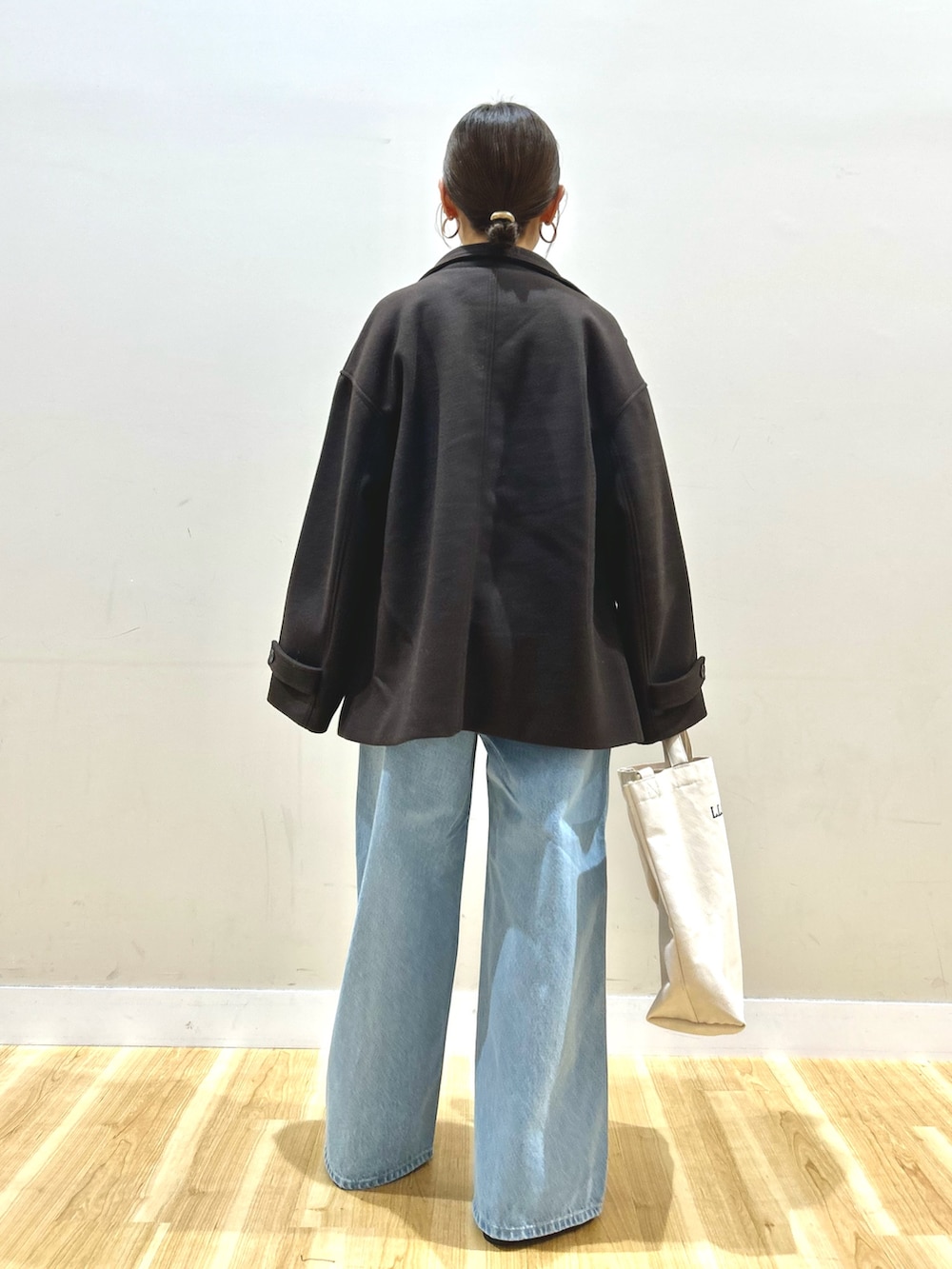 ブラウン系のその他アウター、その他のニット/セーター、ブルー系のデニムパンツを着用したレディースの冬コーディネートの4枚目の写真