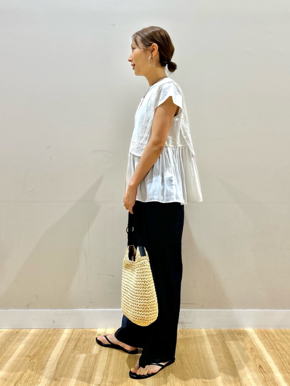 ブラウン系のシャツ/ブラウス、ホワイト系のTシャツ/カットソー、ブルー系のデニムパンツを着用したレディースの夏コーディネートの6枚目の写真