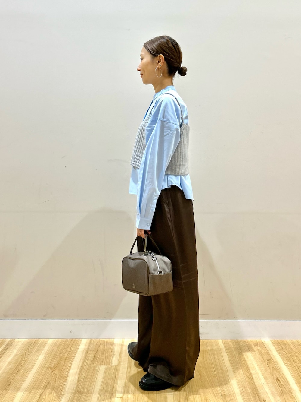 ブルー系のシャツ/ブラウス、ブラウン系のその他パンツ、ブラウン系のボストンバッグを着用したレディースの秋コーディネートの4枚目の写真