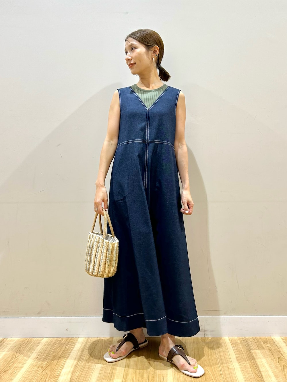ブルー系のワンピース、グリーン系のニット/セーター、グレー系のハンドバッグを着用したレディースの夏コーディネートの4枚目の写真