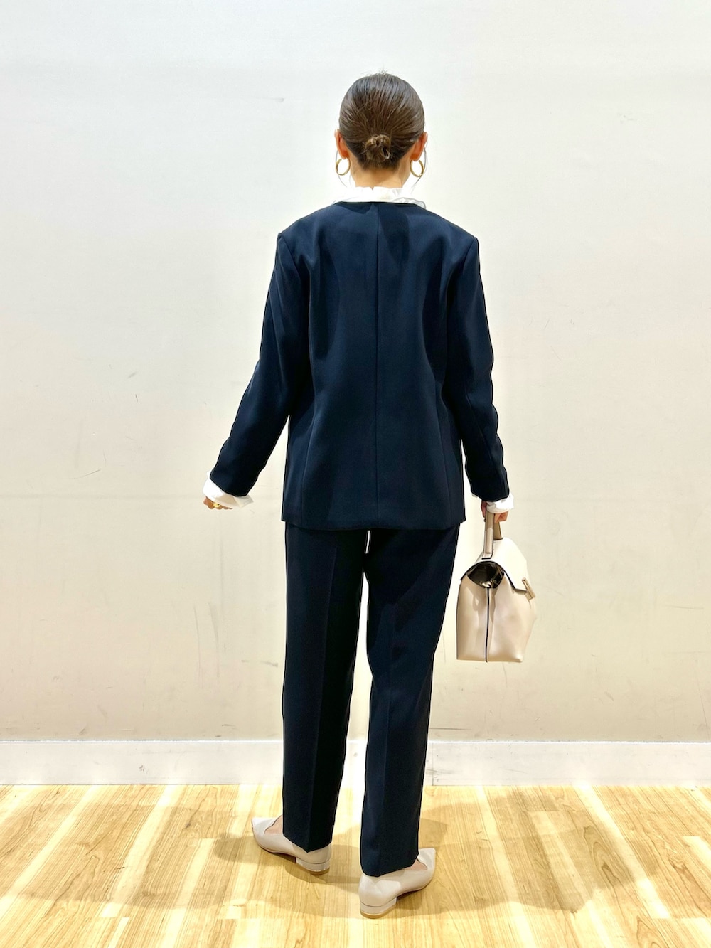 ブルー系のスーツジャケット、ブルー系のその他パンツ、ホワイト系のシャツ/ブラウスを着用したレディースの冬コーディネートの3枚目の写真