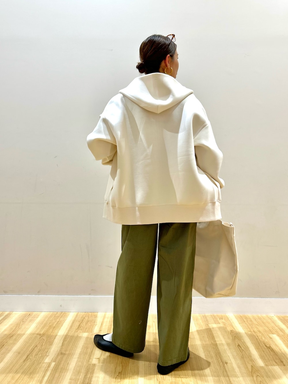 ブラック系のその他アウター、その他のニット/セーター、グリーン系のその他パンツを着用したレディースの冬コーディネートの6枚目の写真