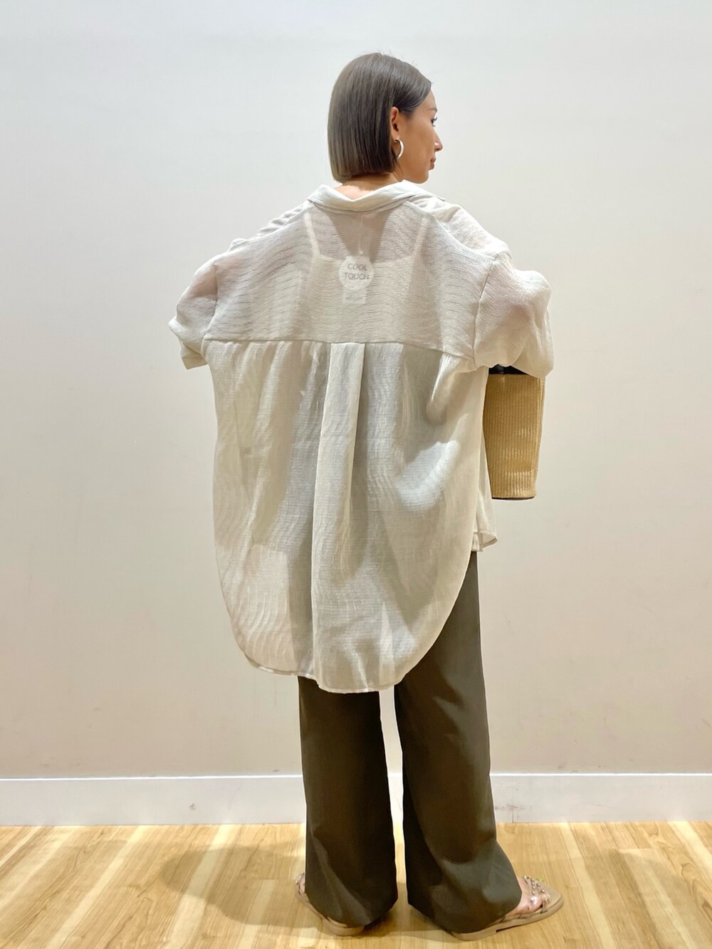 ホワイト系のシャツ/ブラウス、ホワイト系のキャミソール、ブラウン系のその他パンツを着用したレディースの夏コーディネートの4枚目の写真