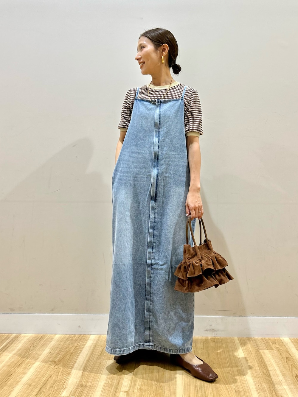 ホワイト系のマウンテンパーカー、ブラウン系のニット/セーター、ブルー系のワンピースを着用したレディースの春コーディネートの6枚目の写真