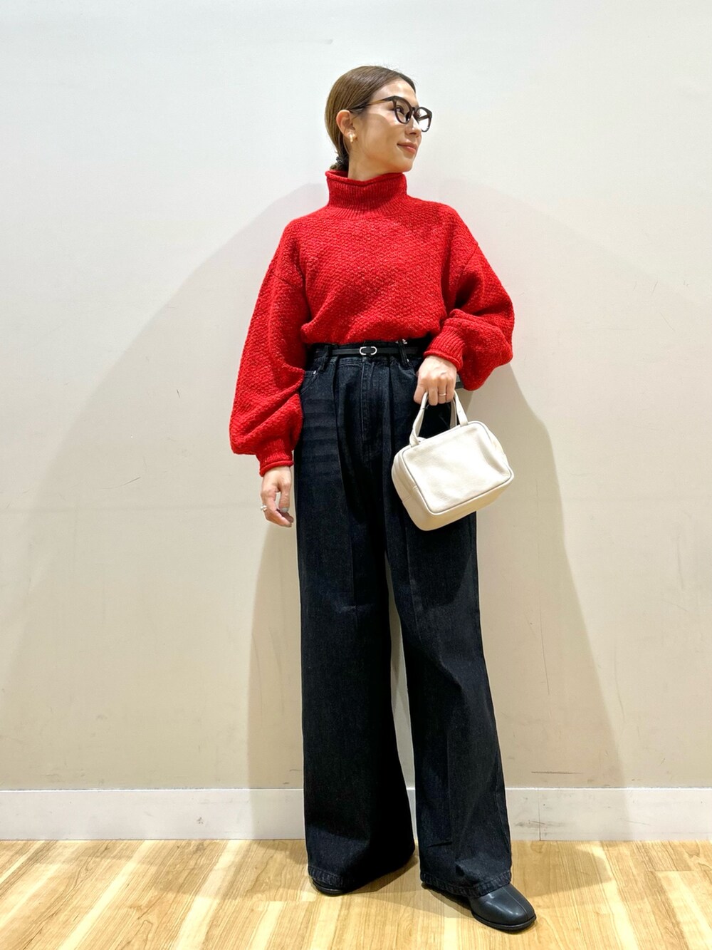 グレー系のその他アウター、レッド系のニット/セーター、ブラック系のデニムパンツを着用したレディースの冬コーディネートの5枚目の写真