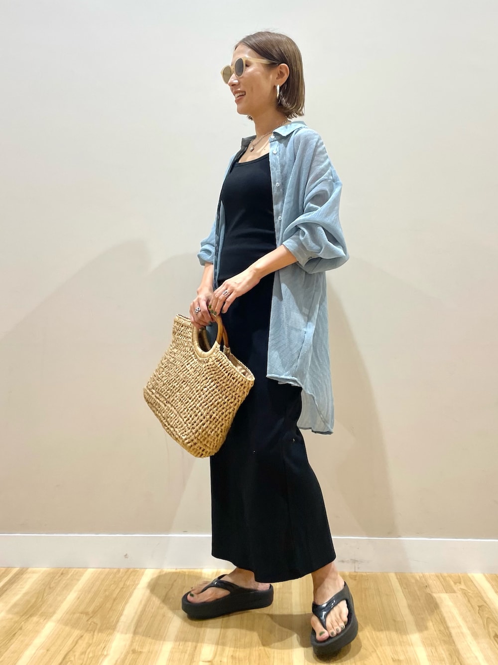 ブルー系のシャツ/ブラウス、ブラック系のキャミソール、ブラック系のスカートを着用したレディースの夏コーディネートの5枚目の写真