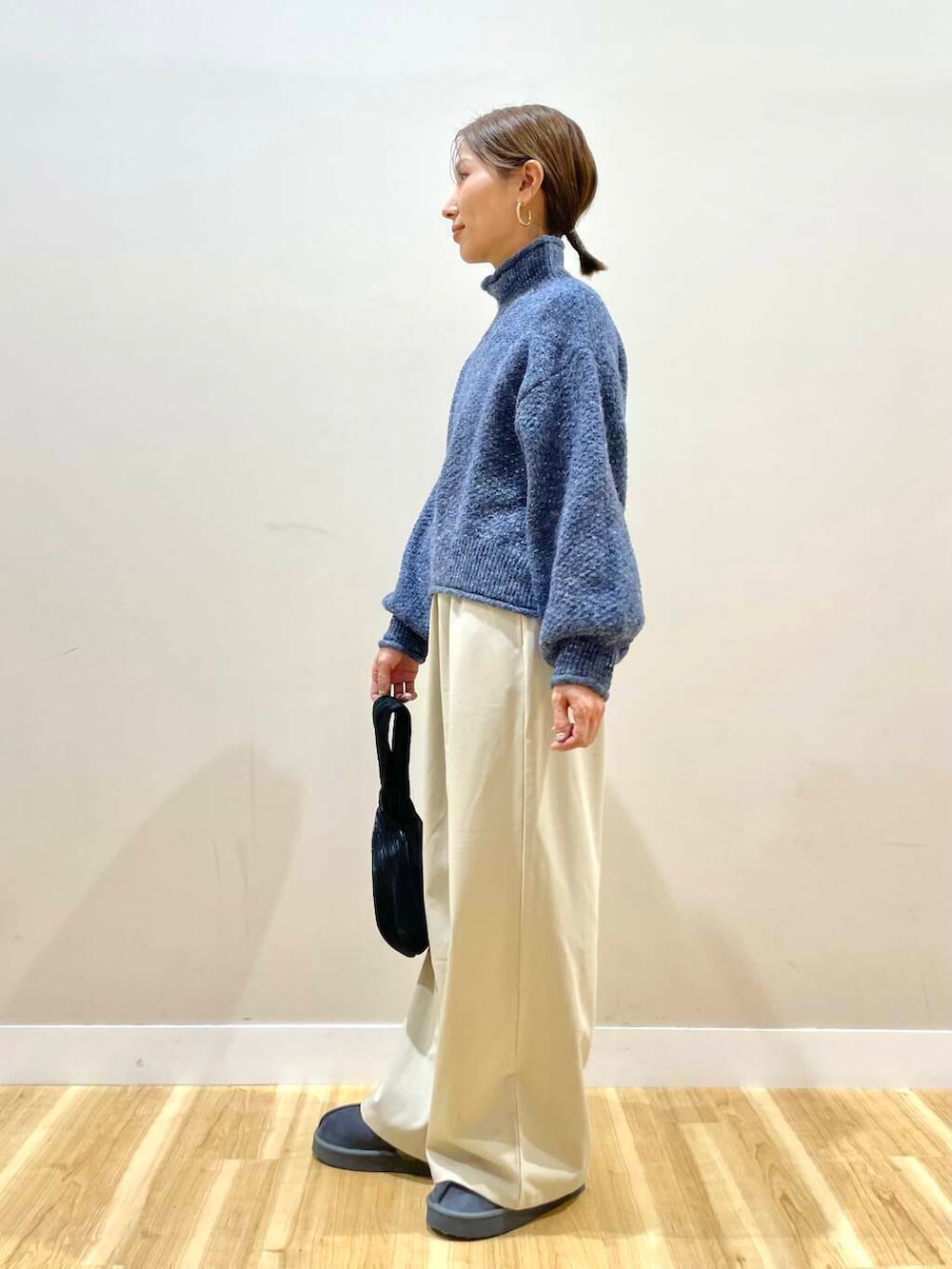 ブラック系のハンドバッグ、グレー系のその他アウター、グレー系のその他シューズを着用したレディースの冬コーディネートの6枚目の写真