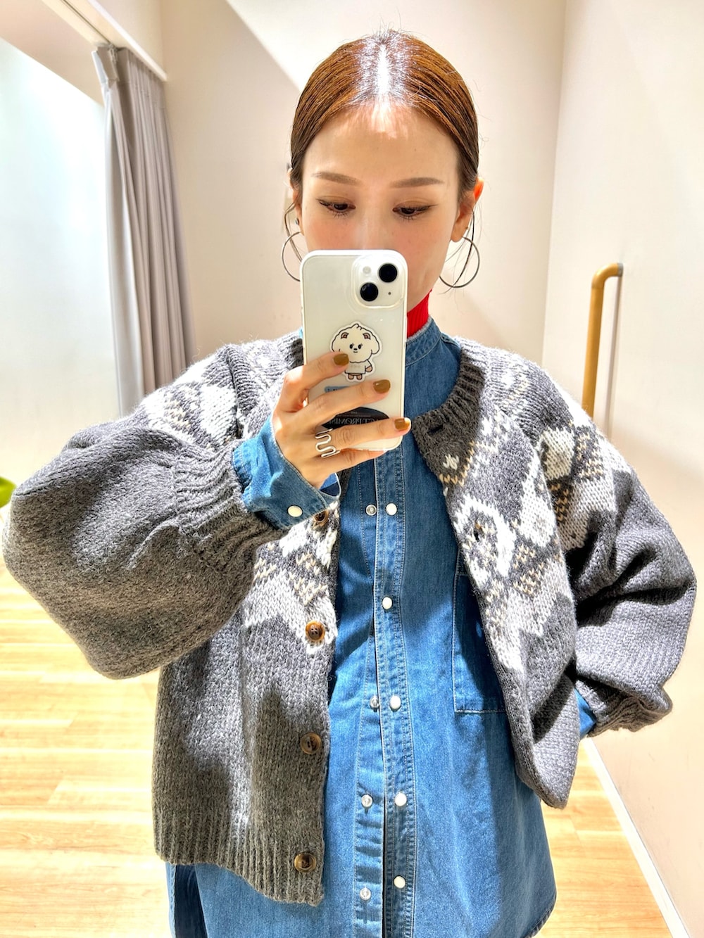 ブルー系のシャツ/ブラウス、グレー系のカーディガン/ボレロ、レッド系のニット/セーターを着用したレディースの冬コーディネートの4枚目の写真