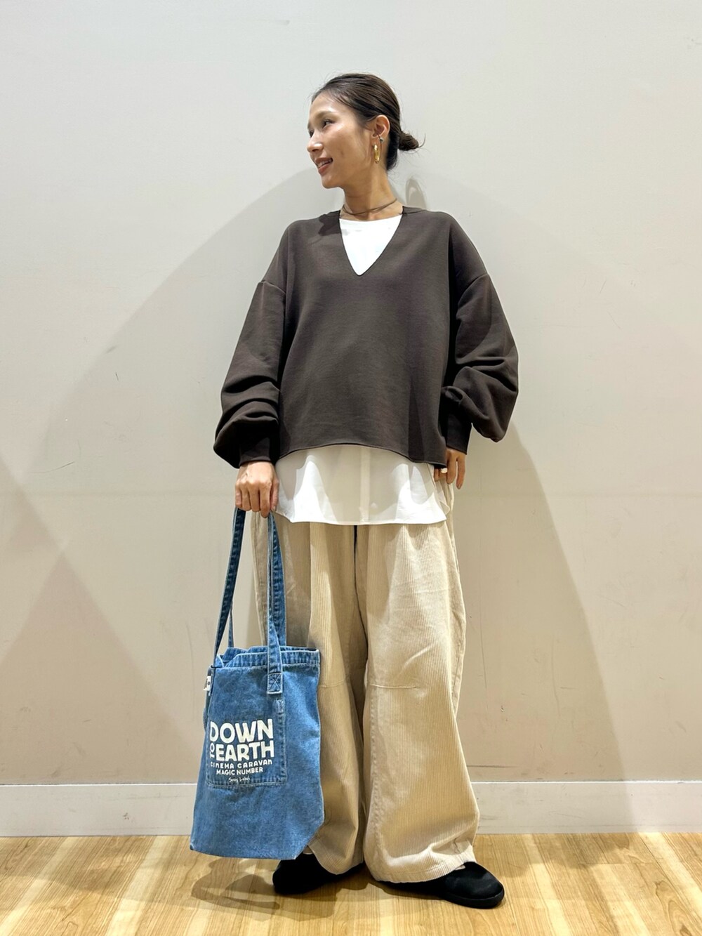 ホワイト系のシャツ/ブラウス、ホワイト系のその他パンツ、ブルー系のトートバッグを着用したレディースの秋コーディネートの4枚目の写真