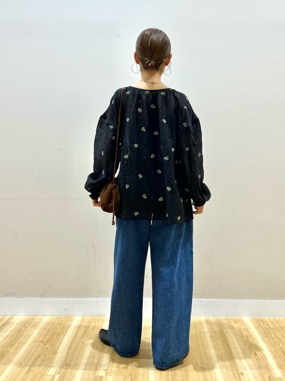 ブラック系のシャツ/ブラウス、ブルー系のデニムパンツ、ブラウン系のショルダーバッグを着用したレディースの春コーディネートの3枚目の写真