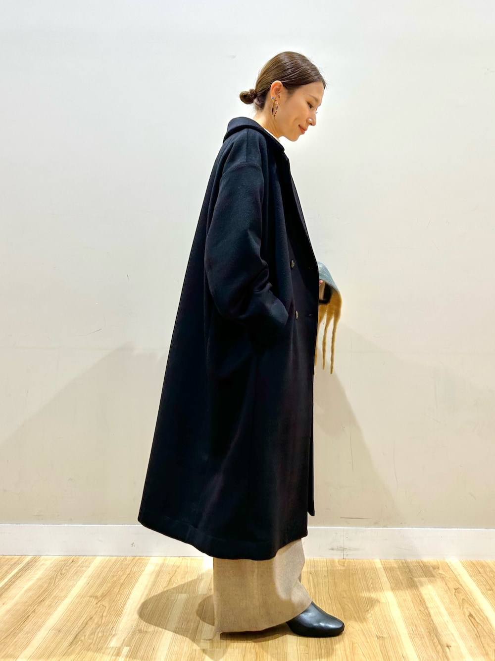 ベージュ系のその他パンツ、ブラック系のその他アウター、ホワイト系のニット/セーターを着用したレディースの冬コーディネートの4枚目の写真